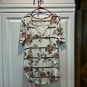 V neck tunic tee. Size medium. Like new. Great pattern and soft material.